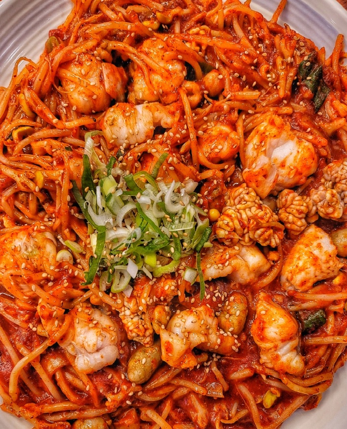 양념이 골고루 밴 아구와 해물, 콩나물로 완성한 홍가아구찜